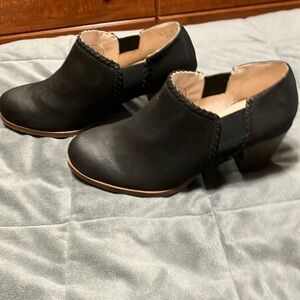 Life Stride slip on shootie. Size 7.5. NWOT